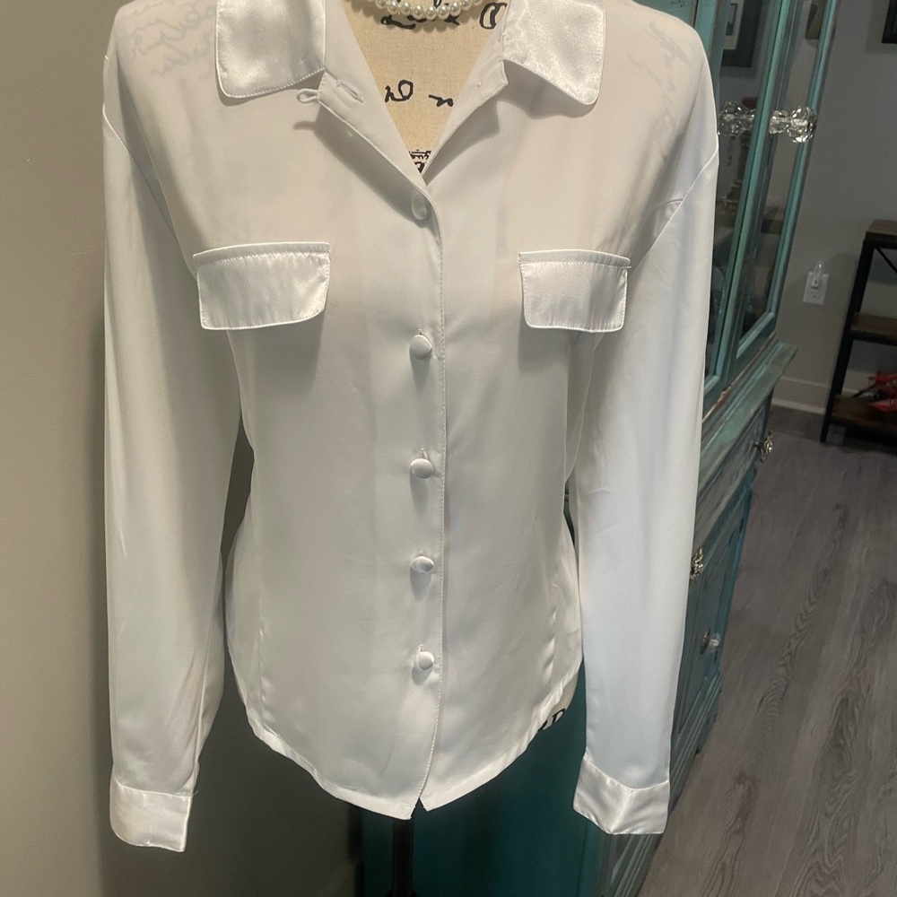 EUC Sleek White polyester Croft & Barrow Blouse with silk color. L